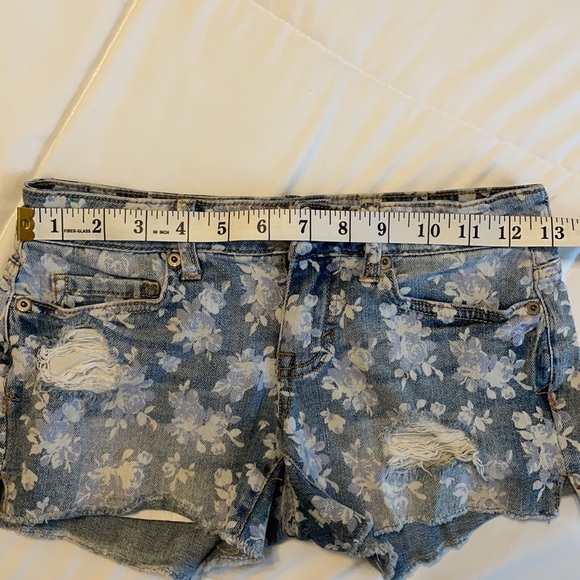 *SOLD*Low-Rise Floral Print Cut-Offs - Picture 9 of 13